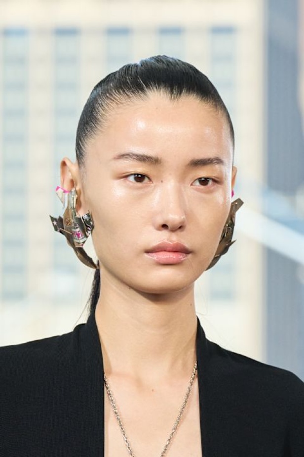 عرض أزياء Off-White لربيع وصيف 2025