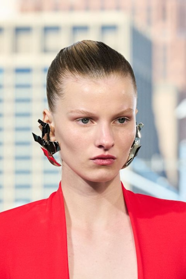 عرض أزياء Off-White لربيع وصيف 2025