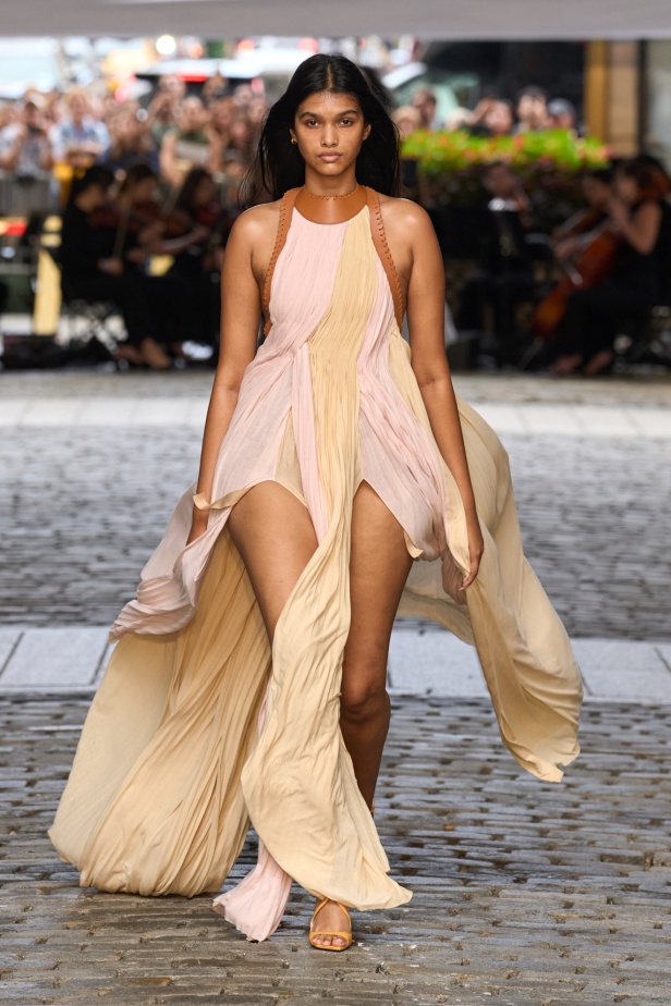 من عرض برابل غورنغ لربيع وصيف 2025