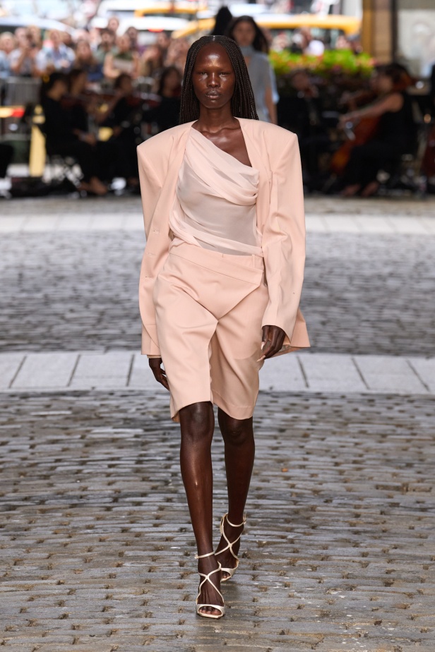 من عرض برابل غورنغ لربيع وصيف 2025