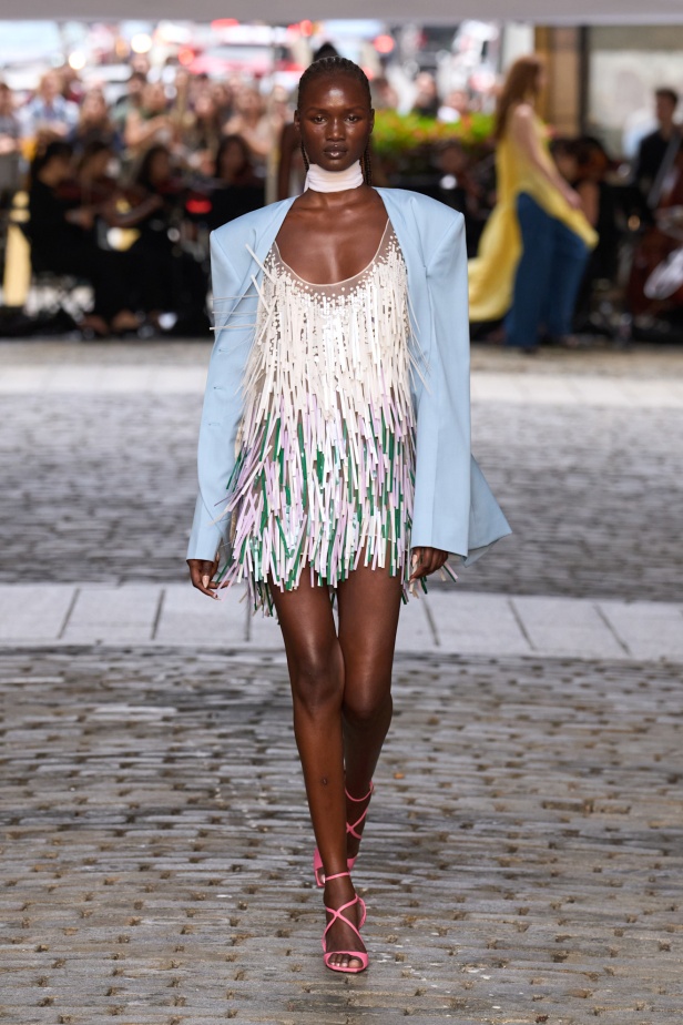 من عرض برابل غورنغ لربيع وصيف 2025