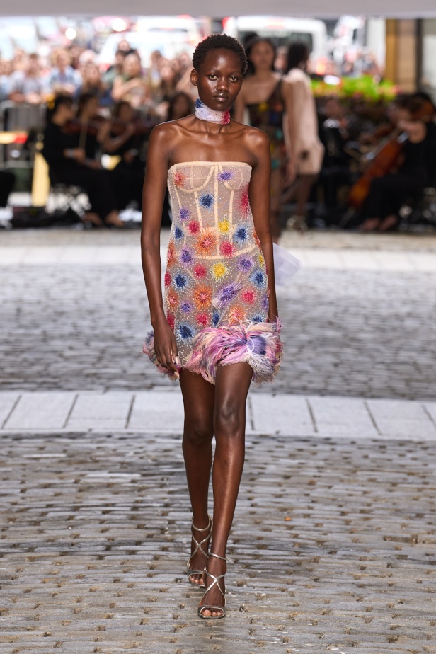 من عرض برابل غورنغ لربيع وصيف 2025