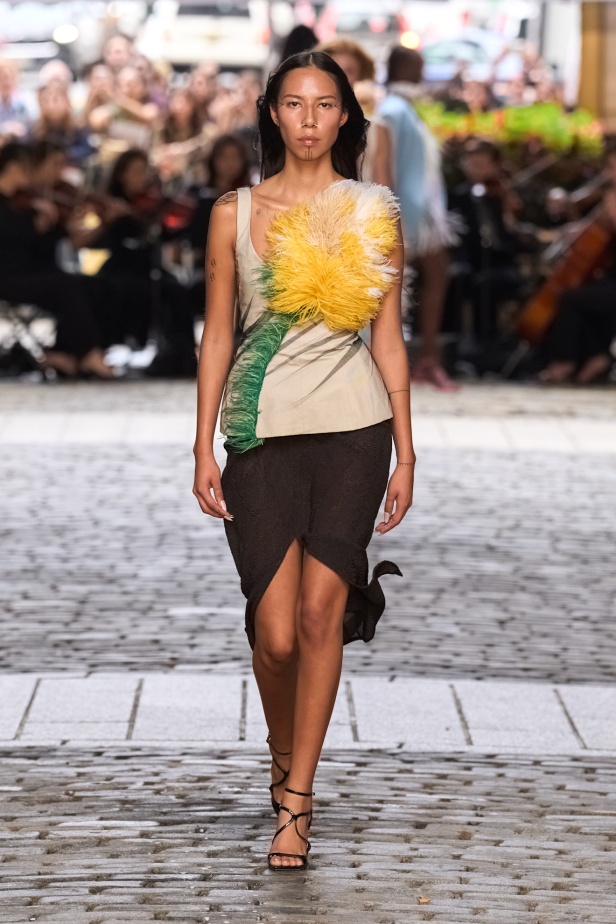 من عرض برابل غورنغ لربيع وصيف 2025