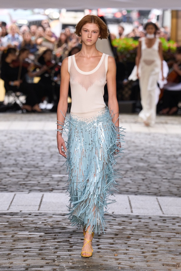 من عرض برابل غورنغ لربيع وصيف 2025