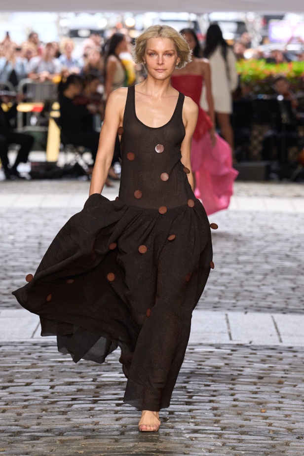 من عرض برابل غورنغ لربيع وصيف 2025