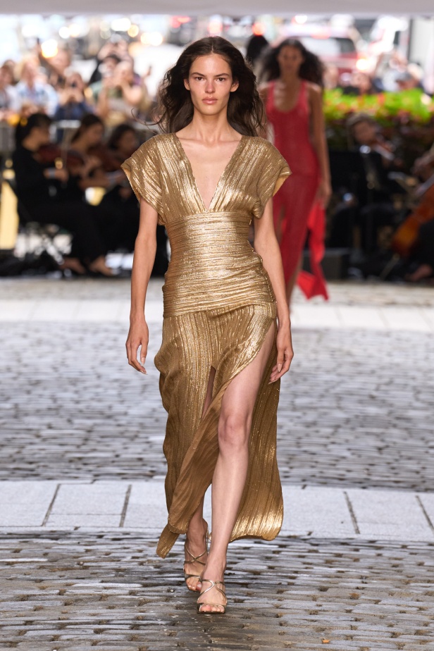 من عرض برابل غورنغ لربيع وصيف 2025