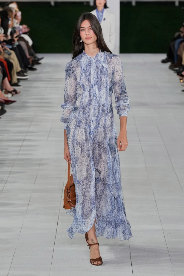 "رالف لورين" يسبق أسبوع الموضة في نيويورك بمجموعة ربيع 2025... لوحة فنية بألوانها وتصاميمها تثبت مكانة العلامة الأيقونية