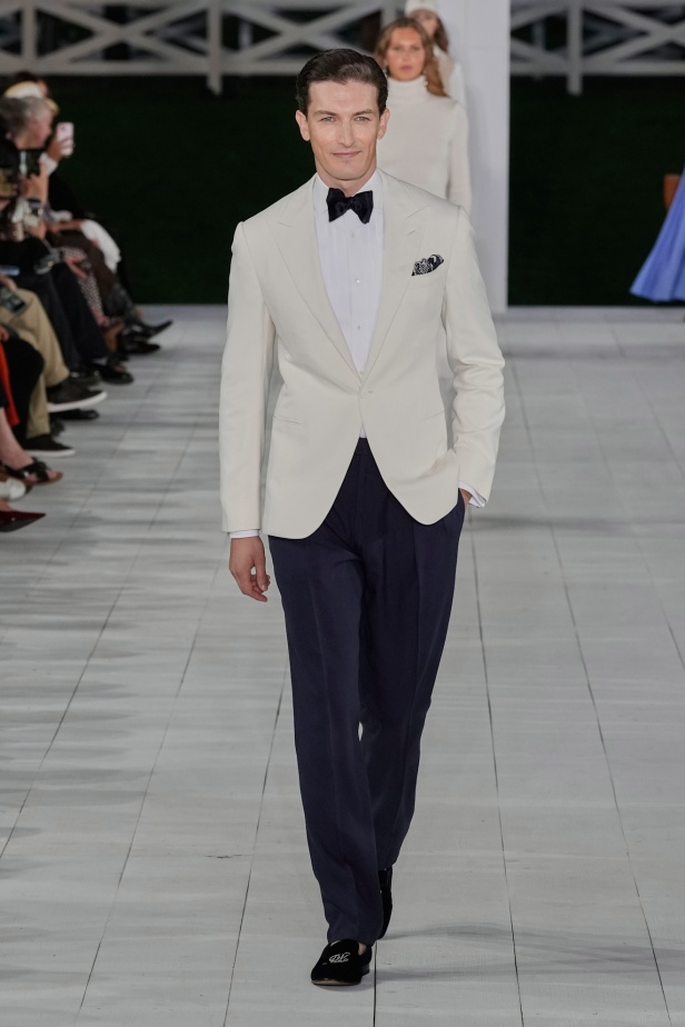 "رالف لورين" يسبق أسبوع الموضة في نيويورك بمجموعة ربيع 2025... لوحة فنية بألوانها وتصاميمها تثبت مكانة العلامة الأيقونية