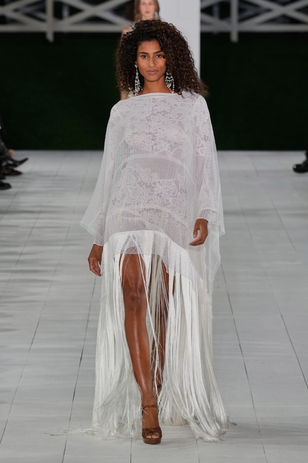 "رالف لورين" يسبق أسبوع الموضة في نيويورك بمجموعة ربيع 2025... لوحة فنية بألوانها وتصاميمها تثبت مكانة العلامة الأيقونية