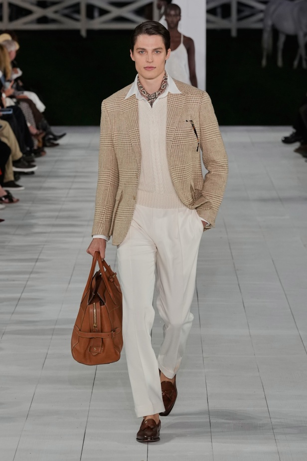 "رالف لورين" يسبق أسبوع الموضة في نيويورك بمجموعة ربيع 2025... لوحة فنية بألوانها وتصاميمها تثبت مكانة العلامة الأيقونية