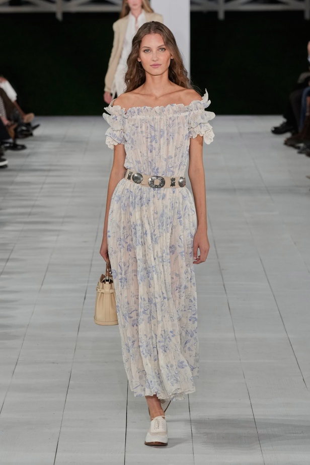 "رالف لورين" يسبق أسبوع الموضة في نيويورك بمجموعة ربيع 2025... لوحة فنية بألوانها وتصاميمها تثبت مكانة العلامة الأيقونية