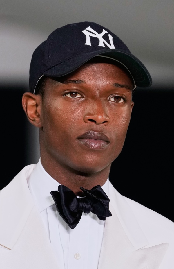 "رالف لورين" يسبق أسبوع الموضة في نيويورك بمجموعة ربيع 2025... لوحة فنية بألوانها وتصاميمها تثبت مكانة العلامة الأيقونية