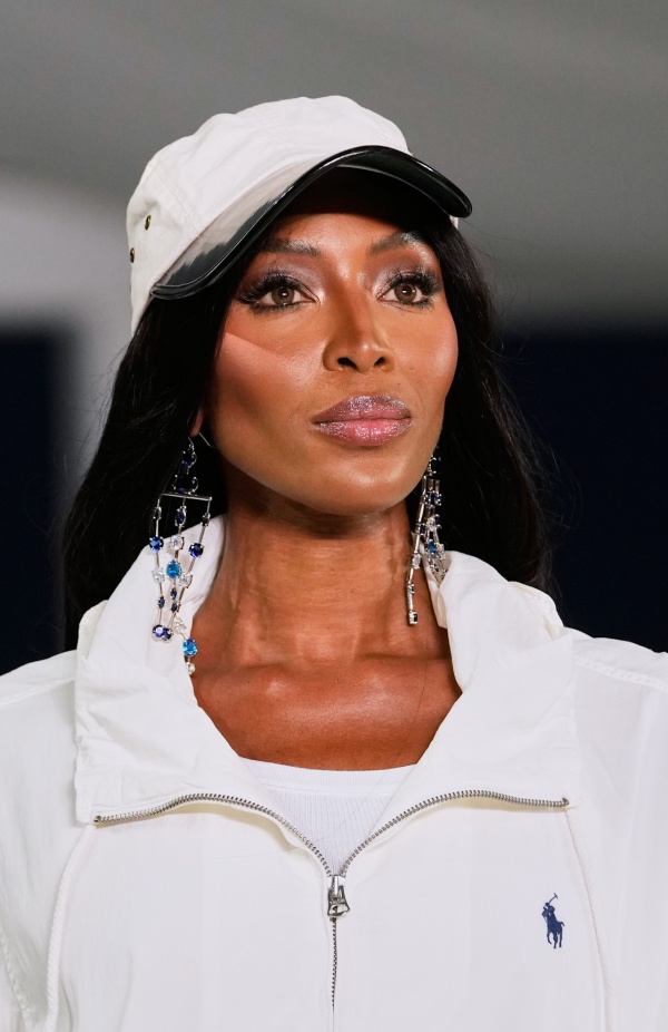 "رالف لورين" يسبق أسبوع الموضة في نيويورك بمجموعة ربيع 2025... لوحة فنية بألوانها وتصاميمها تثبت مكانة العلامة الأيقونية