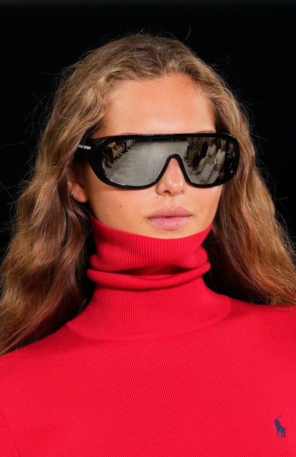 "رالف لورين" يسبق أسبوع الموضة في نيويورك بمجموعة ربيع 2025... لوحة فنية بألوانها وتصاميمها تثبت مكانة العلامة الأيقونية