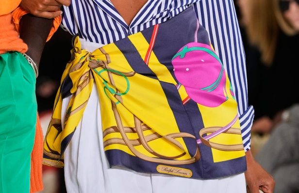 "رالف لورين" يسبق أسبوع الموضة في نيويورك بمجموعة ربيع 2025... لوحة فنية بألوانها وتصاميمها تثبت مكانة العلامة الأيقونية