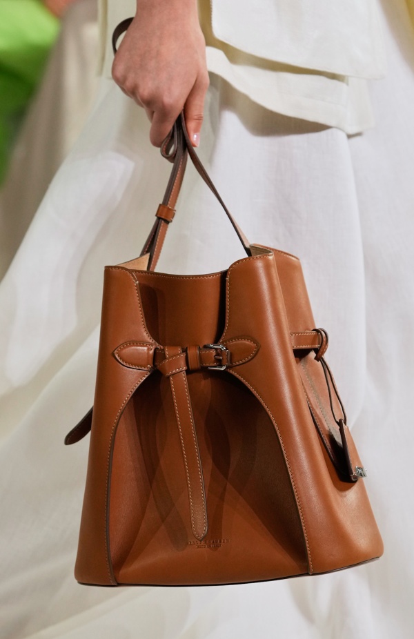 "رالف لورين" يسبق أسبوع الموضة في نيويورك بمجموعة ربيع 2025... لوحة فنية بألوانها وتصاميمها تثبت مكانة العلامة الأيقونية