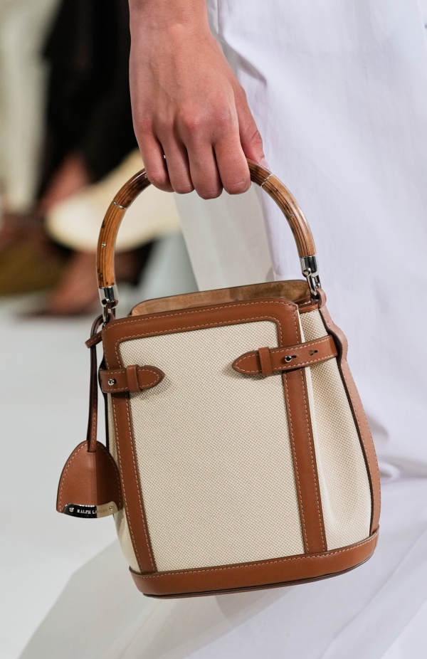 "رالف لورين" يسبق أسبوع الموضة في نيويورك بمجموعة ربيع 2025... لوحة فنية بألوانها وتصاميمها تثبت مكانة العلامة الأيقونية