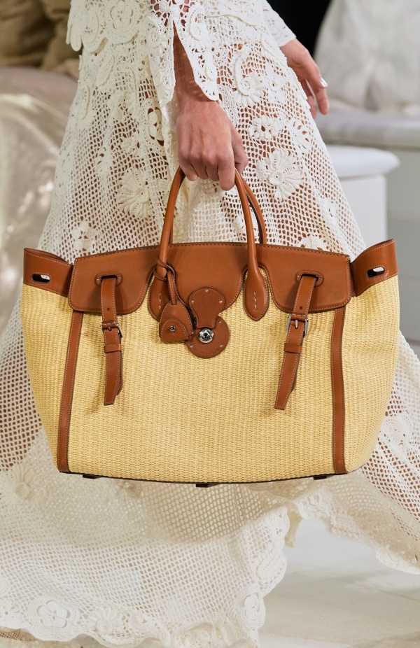 "رالف لورين" يسبق أسبوع الموضة في نيويورك بمجموعة ربيع 2025... لوحة فنية بألوانها وتصاميمها تثبت مكانة العلامة الأيقونية