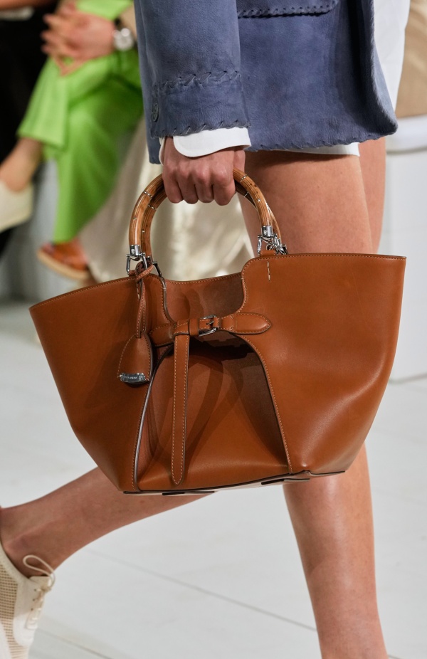 "رالف لورين" يسبق أسبوع الموضة في نيويورك بمجموعة ربيع 2025... لوحة فنية بألوانها وتصاميمها تثبت مكانة العلامة الأيقونية