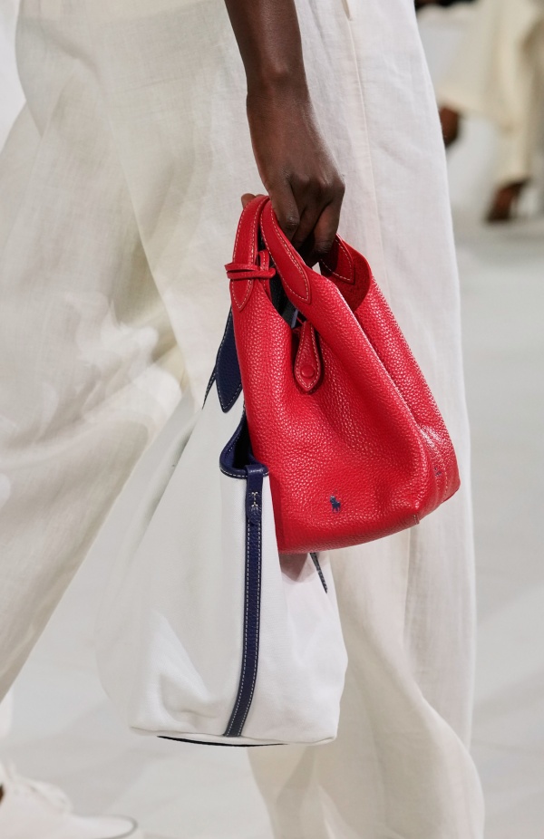 "رالف لورين" يسبق أسبوع الموضة في نيويورك بمجموعة ربيع 2025... لوحة فنية بألوانها وتصاميمها تثبت مكانة العلامة الأيقونية