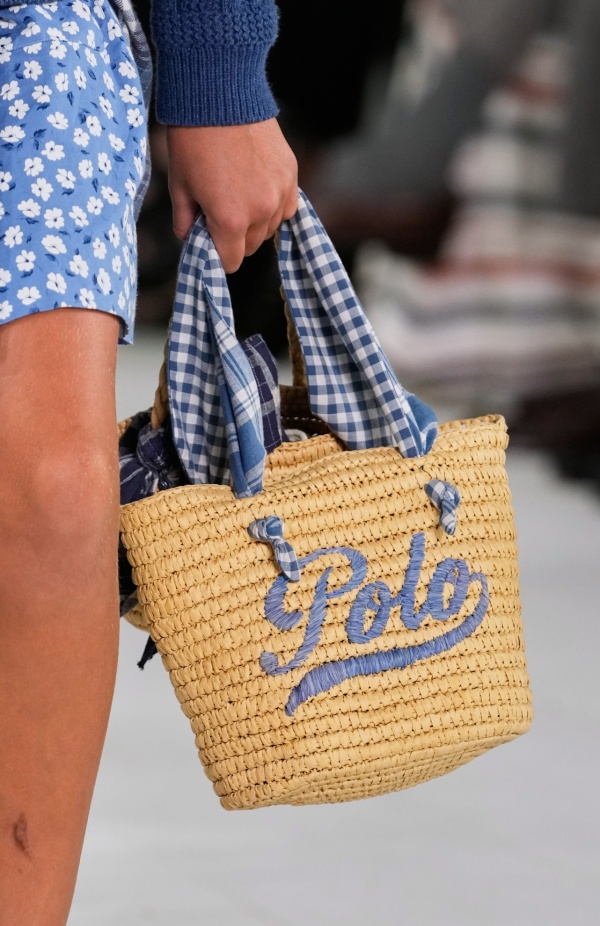 "رالف لورين" يسبق أسبوع الموضة في نيويورك بمجموعة ربيع 2025... لوحة فنية بألوانها وتصاميمها تثبت مكانة العلامة الأيقونية