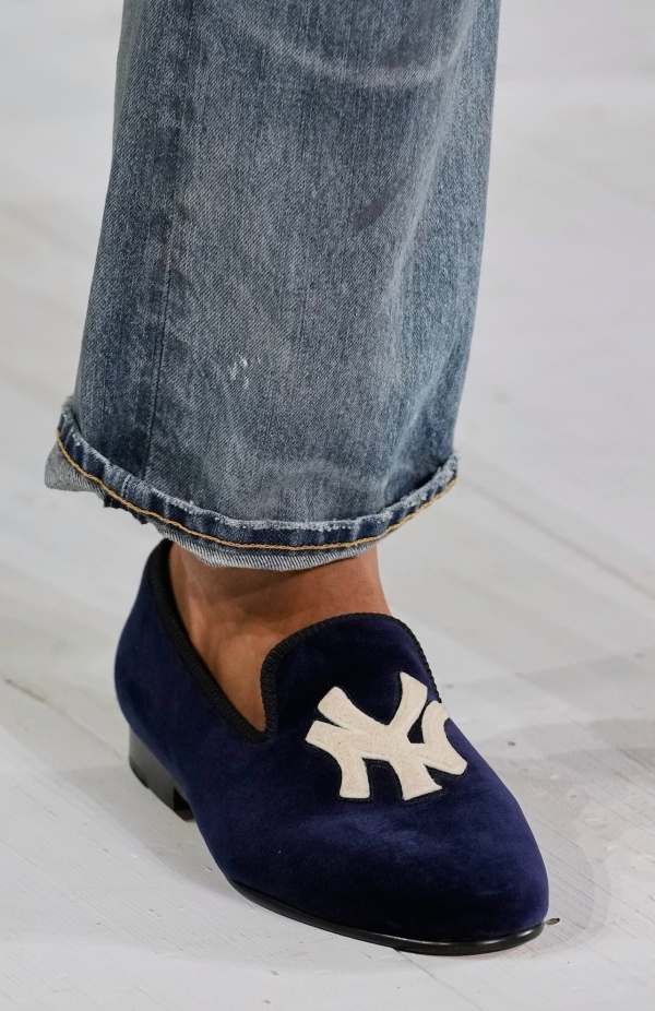 "رالف لورين" يسبق أسبوع الموضة في نيويورك بمجموعة ربيع 2025... لوحة فنية بألوانها وتصاميمها تثبت مكانة العلامة الأيقونية