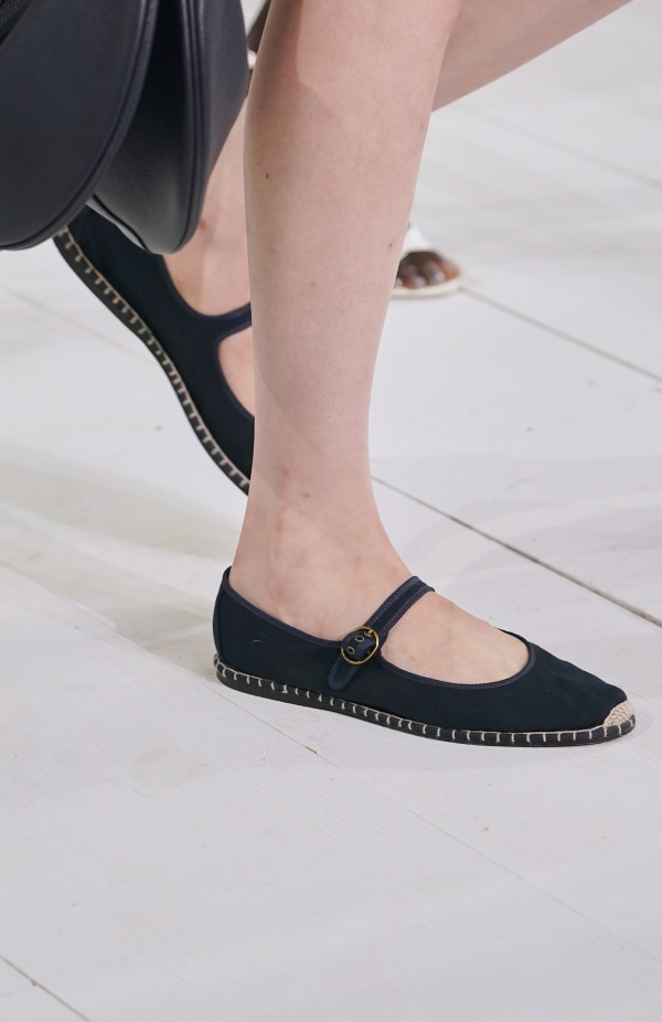 "رالف لورين" يسبق أسبوع الموضة في نيويورك بمجموعة ربيع 2025... لوحة فنية بألوانها وتصاميمها تثبت مكانة العلامة الأيقونية