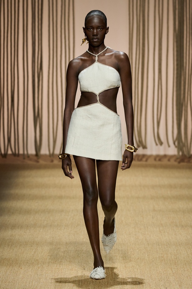 أناقة الألوان والنقشات تبشّر بإشراقة جديدة للموضة في عرض Roberto Cavalli لصيف 2025