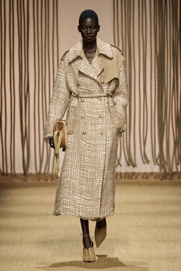 أناقة الألوان والنقشات تبشّر بإشراقة جديدة للموضة في عرض Roberto Cavalli لصيف 2025