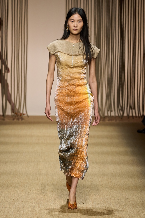 أناقة الألوان والنقشات تبشّر بإشراقة جديدة للموضة في عرض Roberto Cavalli لصيف 2025