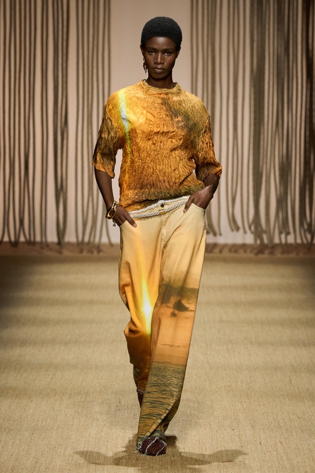 أناقة الألوان والنقشات تبشّر بإشراقة جديدة للموضة في عرض Roberto Cavalli لصيف 2025