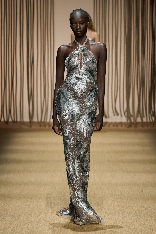 أناقة الألوان والنقشات تبشّر بإشراقة جديدة للموضة في عرض Roberto Cavalli لصيف 2025