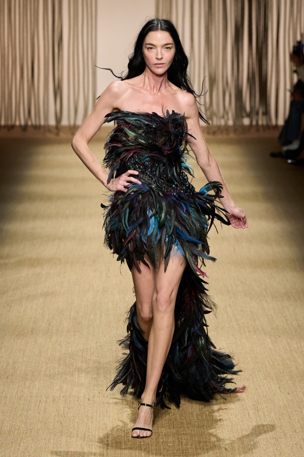 أناقة الألوان والنقشات تبشّر بإشراقة جديدة للموضة في عرض Roberto Cavalli لصيف 2025