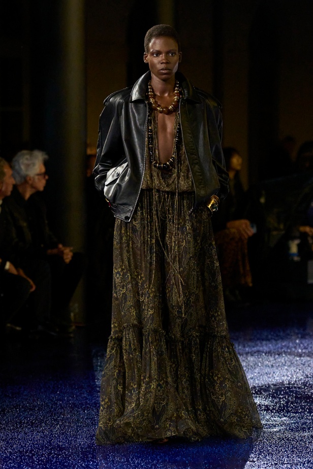 مجموعة Saint Laurent تطرح موضة القطع الرسمية