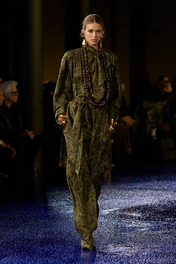 مجموعة Saint Laurent تطرح موضة القطع الرسمية