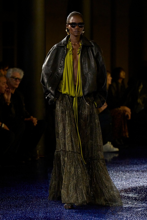 مجموعة Saint Laurent تطرح موضة القطع الرسمية