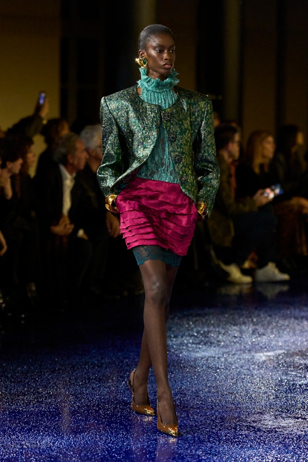 مجموعة Saint Laurent تطرح موضة القطع الرسمية