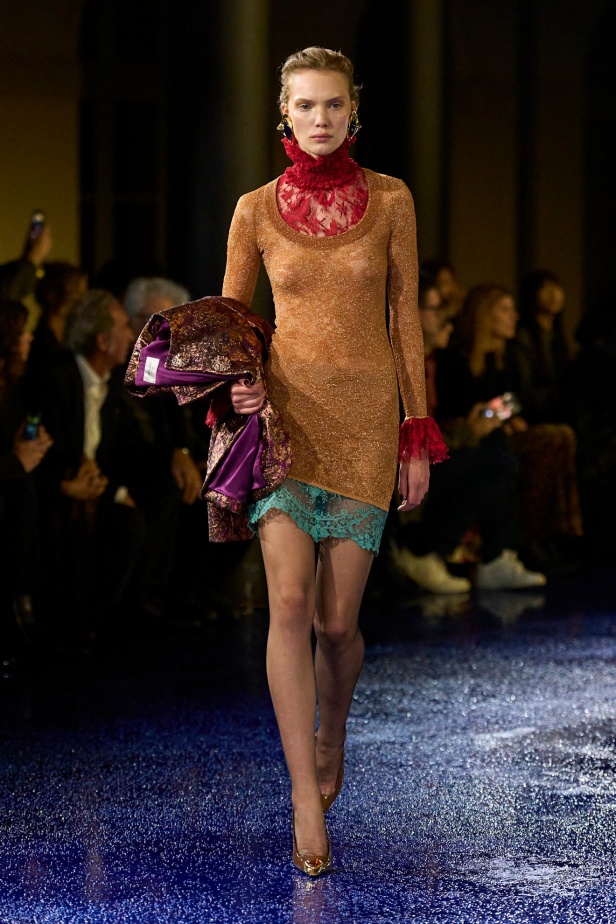 مجموعة Saint Laurent تطرح موضة القطع الرسمية