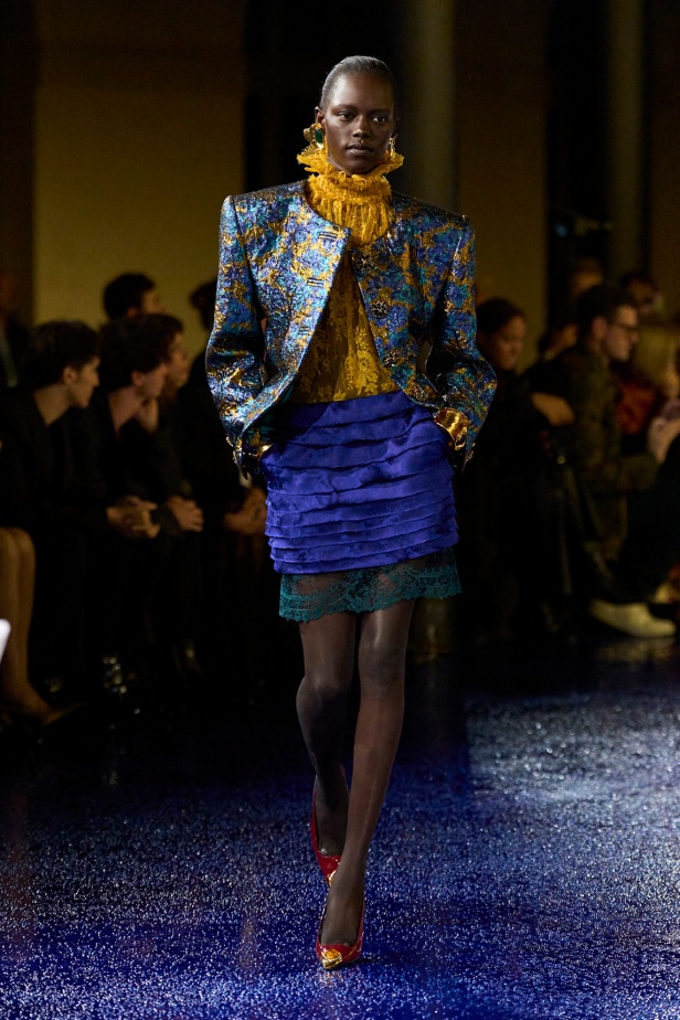 مجموعة Saint Laurent تطرح موضة القطع الرسمية