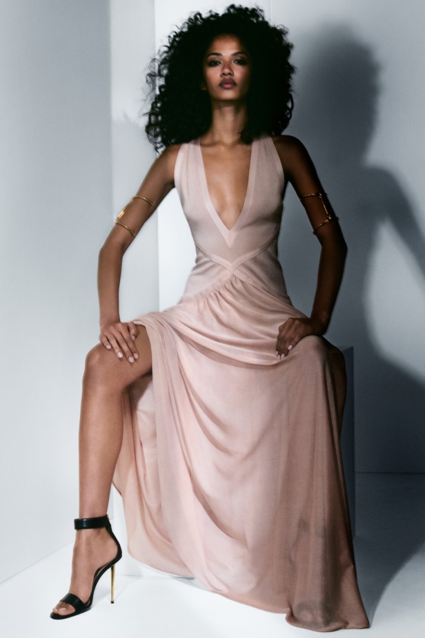 مجموعة Tom Ford لربيع وصيف 2025... تصاميم للمرأة الواثقة والقويّة 