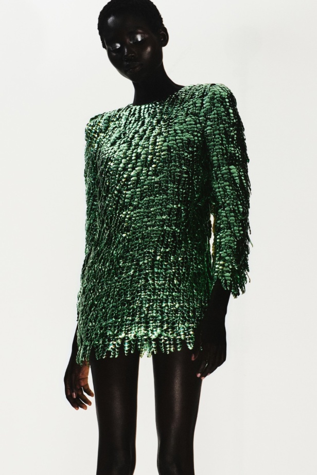 مجموعة Tom Ford لربيع وصيف 2025... تصاميم للمرأة الواثقة والقويّة 