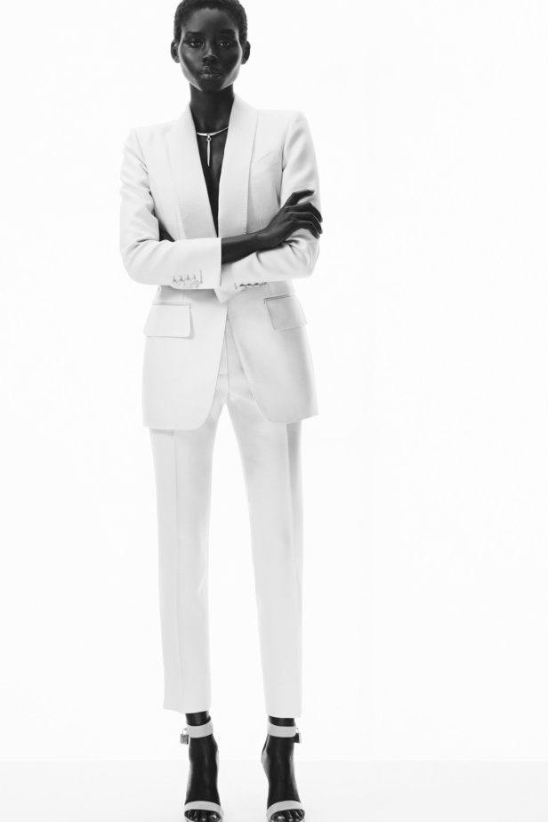 مجموعة Tom Ford لربيع وصيف 2025... تصاميم للمرأة الواثقة والقويّة 