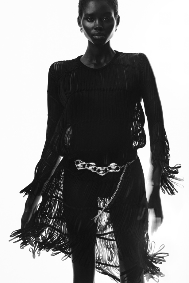 مجموعة Tom Ford لربيع وصيف 2025... تصاميم للمرأة الواثقة والقويّة 