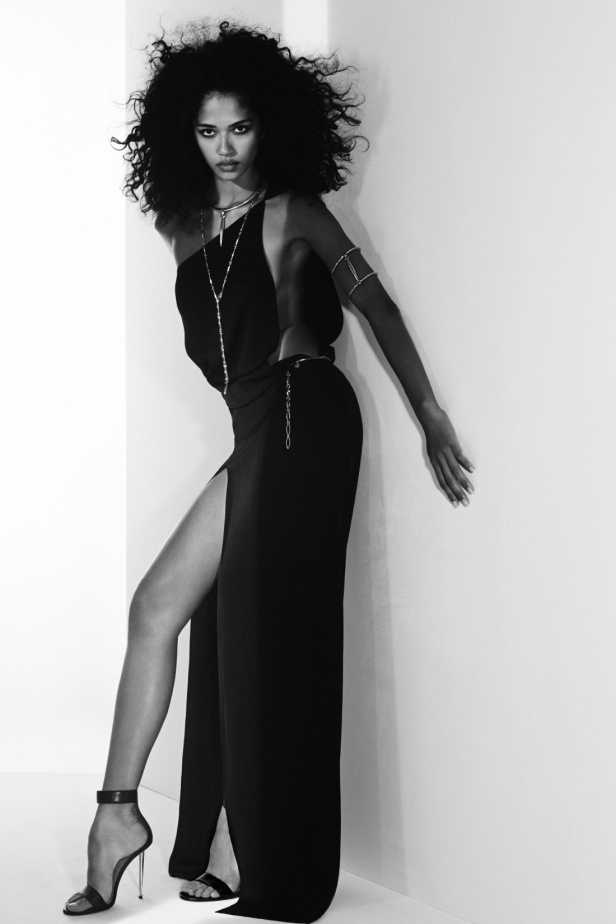 مجموعة Tom Ford لربيع وصيف 2025... تصاميم للمرأة الواثقة والقويّة 