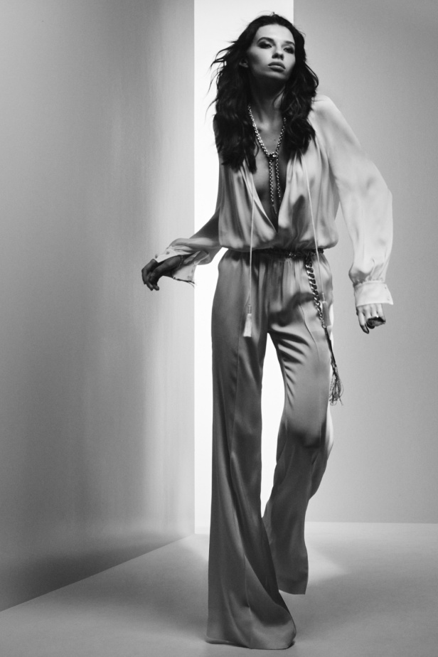 مجموعة Tom Ford لربيع وصيف 2025... تصاميم للمرأة الواثقة والقويّة 