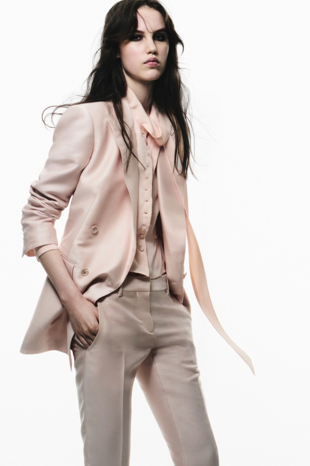 مجموعة Tom Ford لربيع وصيف 2025... تصاميم للمرأة الواثقة والقويّة 