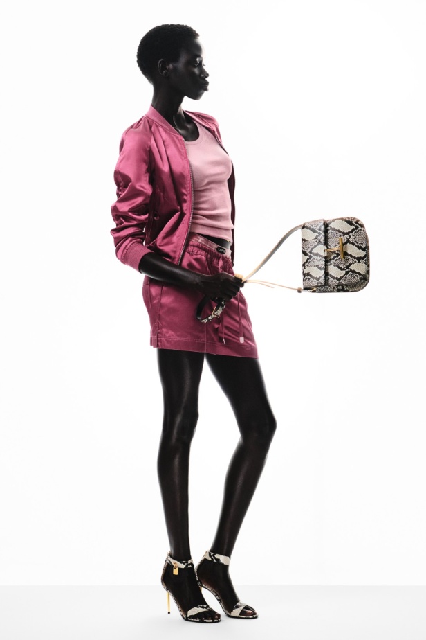 مجموعة Tom Ford لربيع وصيف 2025... تصاميم للمرأة الواثقة والقويّة 