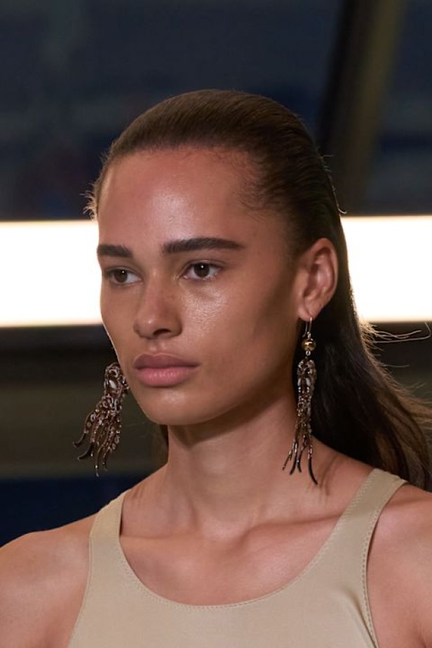 اطلالات جمالية من مجموعة Tory Burch ربيع و صيف 2025