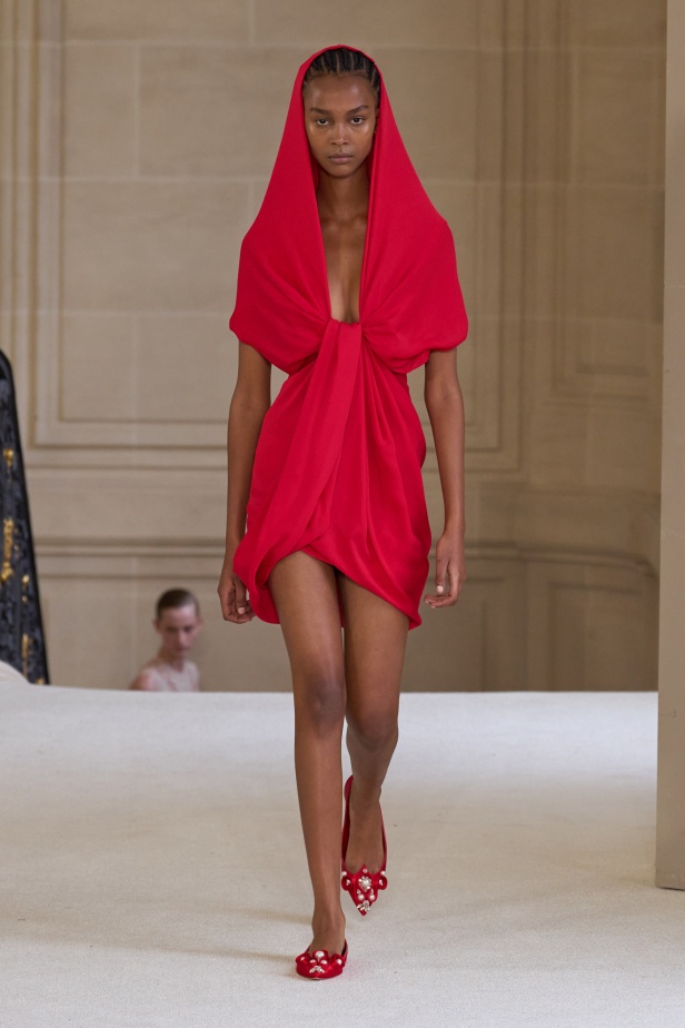 Giambattista Valli يرسم الخفة في تصاميمه لموسم ربيع 2025