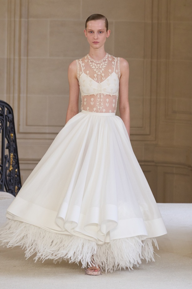 Giambattista Valli يرسم الخفة في تصاميمه لموسم ربيع 2025